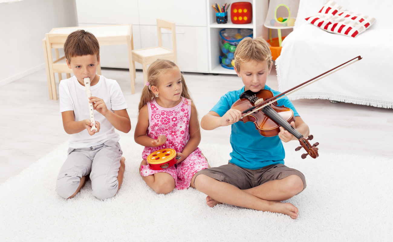 Играть на различных инструментах. Музыкальные инструменты для детей. Дети играют на инструментах. Дети играющие на разных инструментах. Игра на музыкальных инструментах картинки для детей.